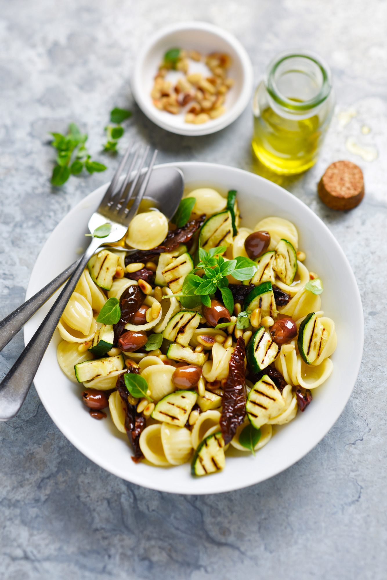 Salade aux tomates rôties, orecchiette et courgette